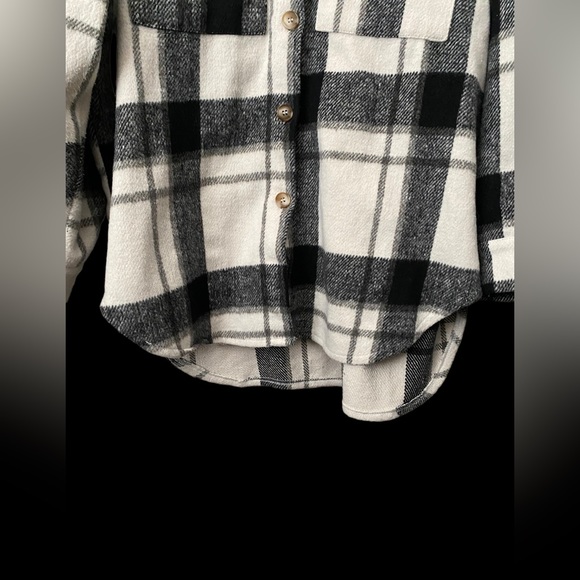 SOLD ♥️ Black And White Plaid Shacket - Picture 4 of 4